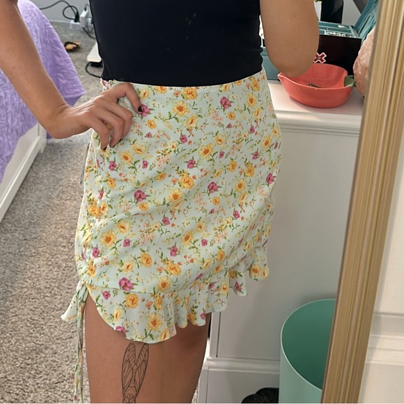 NWT colorful floral skirt with scrunch tie on the side - Picture 2 of 7
